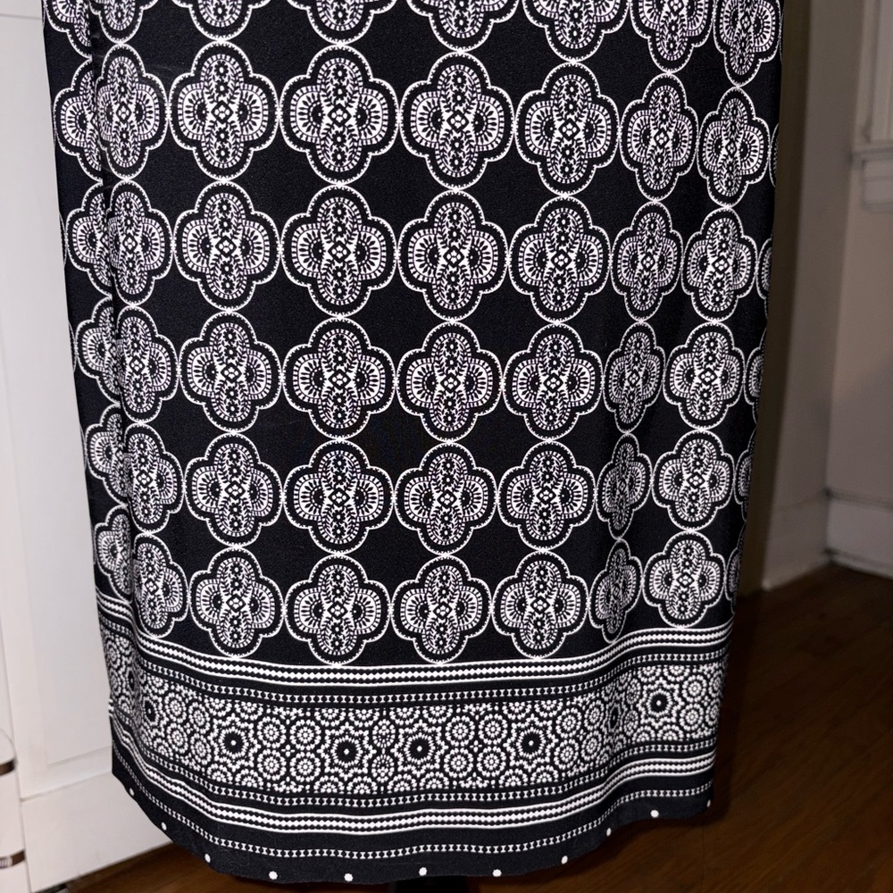 White House Black Market Black & White Medallion Shift Dress | M - Picture 5 of 6